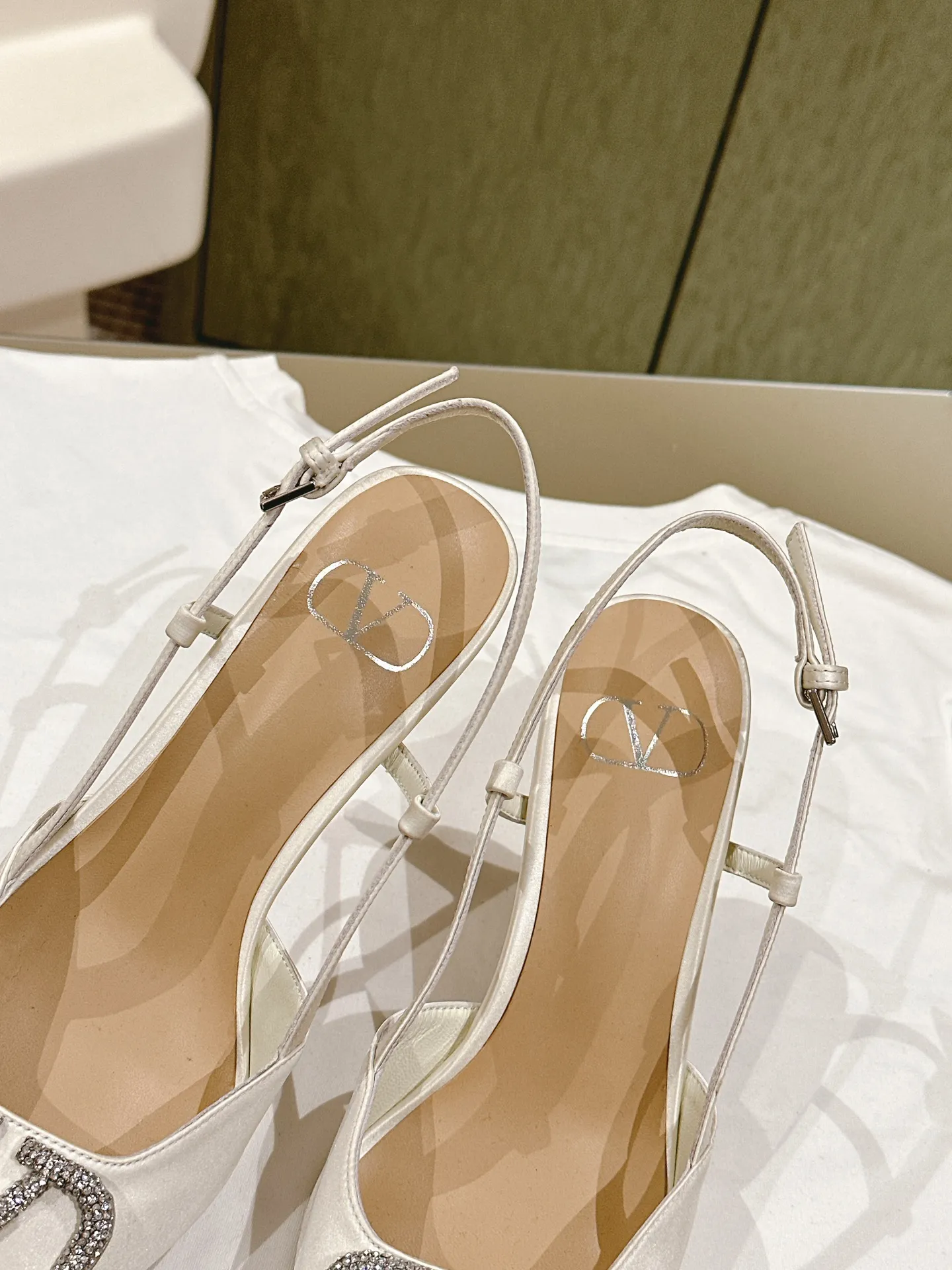 👟👟Ex-factory price 520👟👟 ²⁰²4 𝐬𝐬 Versatile series for all seasons! Is your shoe cabinet missing a pair? [Proud] Purchasing agent level! 🔥 The entire VALENTINO series is produced by Taiwan-funded factories! Getting in and out of the counter is stress-free! ROCKSTUD Valentino studded patent leather ballet flats ONE STUD retro craft pyramid large rivet buckle flats/high heels Smooth shoe lines and awesome version Comfortable upper foot. Increases height. Looks slimmer. Elongates leg lines. Imported mirrored calfskin/cow patent leather/high-density silk material Lambskin lining Italian high-density leather outsole Size35-39 (40/41/42 can be customized) Heel height: flat/4cm/6cm/8cm ♺Full set of synchronized gift box💝packaging!